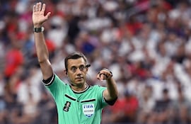 French referee Clement Turpin gestures a ruling during the 2026 World Cup Group L football match between England and Croatia at the Dallas Stadium in Arlington on June 17, 2026. (Photo by Paul ELLIS / AFP)