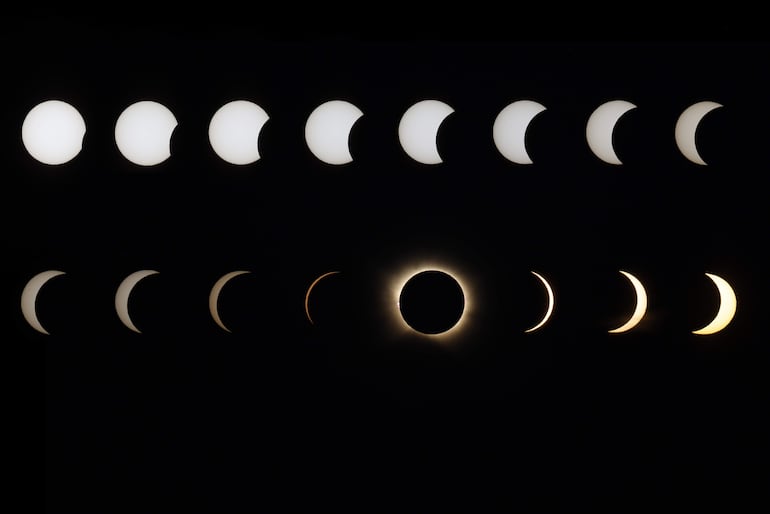 Fotomontaje creado a partir de los astros superpuestos en el momento del eclipse total de sol este miércoles en Corbera d'Ebre.