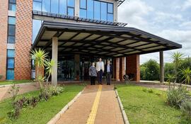 Benjamín Caballero Bendixsen, gerente general de Roche para Uruguay y Paraguay (centro), durante su visita al Hospital Día Oncológico Lazos del Sur en Encarnación.