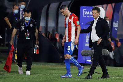 Miguel Almiron (m), acompañado por Guillermo Barros Schelotto (d) después del cambio en el partido contra Chile.