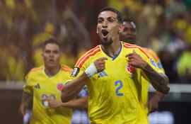 Daniel Muñoz de Colombia celebra su gol de este martes, durante un partido del grupo K del Mundial de la FIFA 2026 entre Colombia y RD Congo en el estadio Akron en Guadalajara (México).