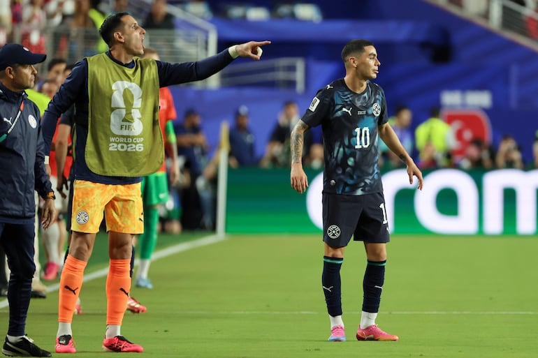 Miguel Almirón, primer expulsado del Mundial por taparse la boca al hablar con rival - Fútbol Internacional