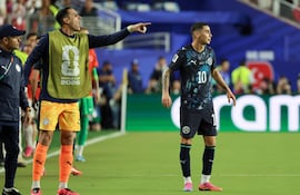 Roberto Junior Fernández (i) portero de Paraguay reacciona tras la expulsión de Miguel Almirón (d) este viernes, en un partido del grupo D del Mundial de la FIFA 2026 entre Turquía y Paraguay, en el estadio Levi´s en Santa Clara (Estados Unidos).