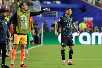 Roberto Junior Fernández (i) portero de Paraguay reacciona tras la expulsión de Miguel Almirón (d) este viernes, en un partido del grupo D del Mundial de la FIFA 2026 entre Turquía y Paraguay, en el estadio Levi´s en Santa Clara (Estados Unidos).