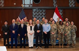 El encargado de negocios de la Embajada de Estados Unidos en Paraguay, Robert Alter, junto con autoridades paraguayas y médicos integrantes de la Misión Amistad 25.