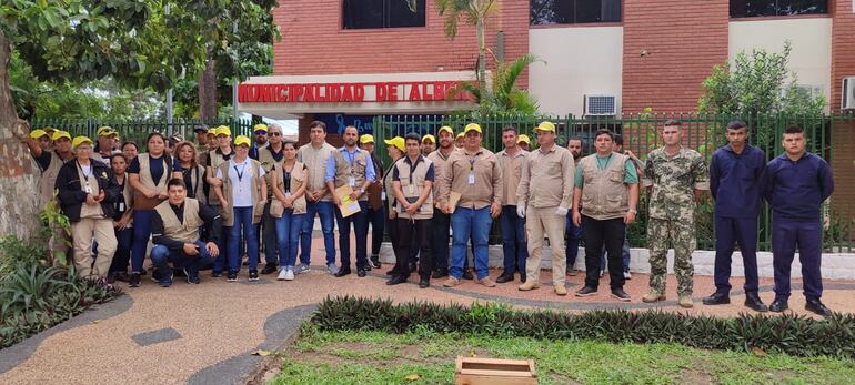 Funcionarios de Senepa y militares de la Armada Paraguaya intensifican las mingas ambientales en la ciudad de Alberdi.