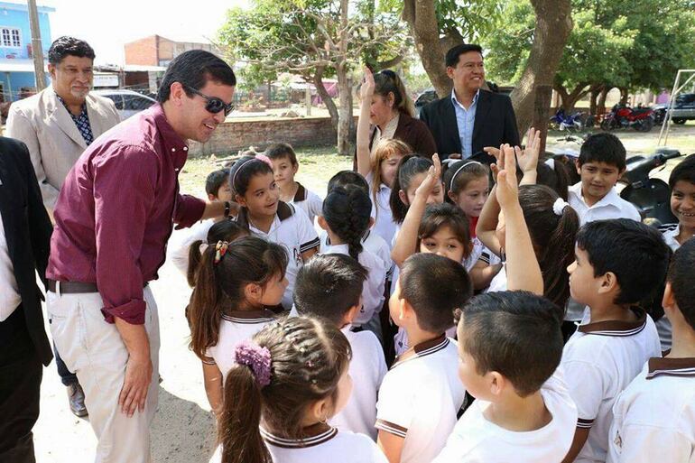 Santiago Peña en el Centro Educativo Santa Teresita de Nanawa en 2016