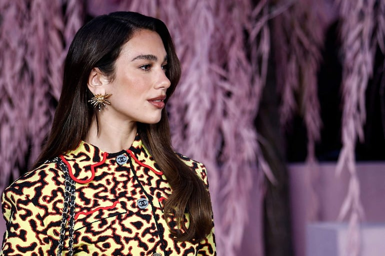 Dua Lipa, la bella musa de Chanel, deslumbró en París. (Sebastien DUPUY / AFP)