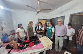 La ministra de Salud visita a una pacientes beneficiada con cirugía, en estos días de atención quirúrgica programada en el Hospital Regional de Fuerte Olimpo.