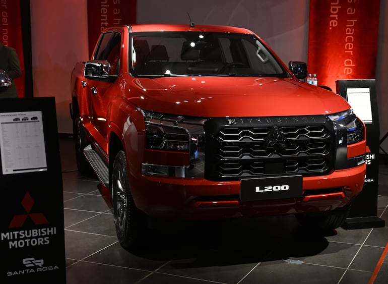 La nueva L200 de Mitsubishi llega con mejoras en diseño, tamaño y motorización.