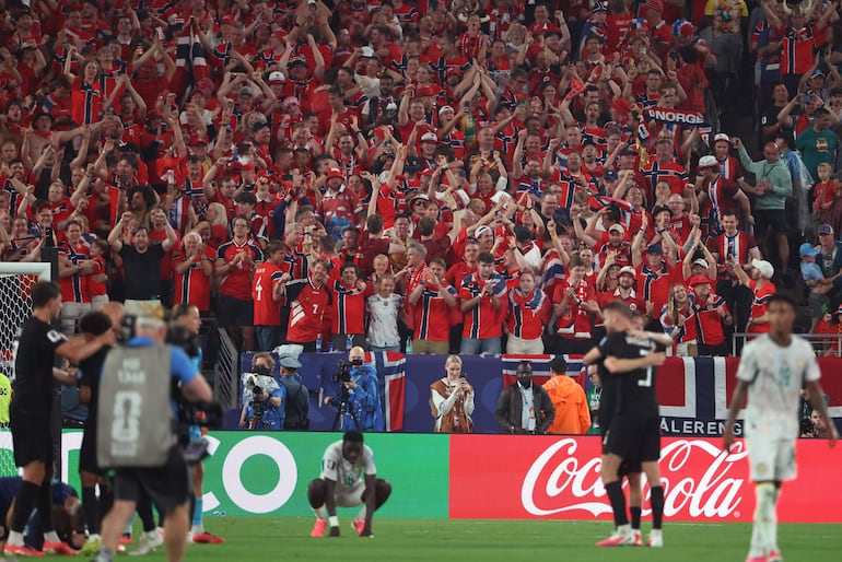 La afición noruega festeja la segunda victoria consecutiva en el Mundial 2026 con la que se mete a la siguiente fase.