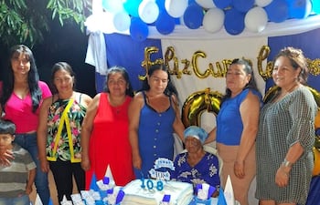 Doña Petrona Olazar viuda de Palacios festejó sus 108 años de vida rodeada de sus familiares.