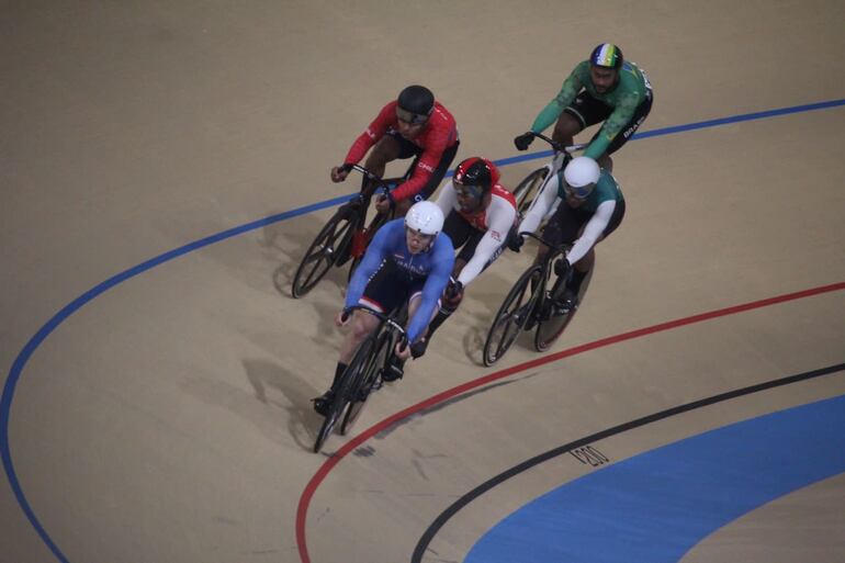 Buena gestión del ciclista Alexis Domínguez en el velódromo.