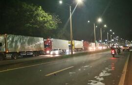 Larga fila de camiones se forma sobre la ruta PY02, sentido Paraguay-Brasil.