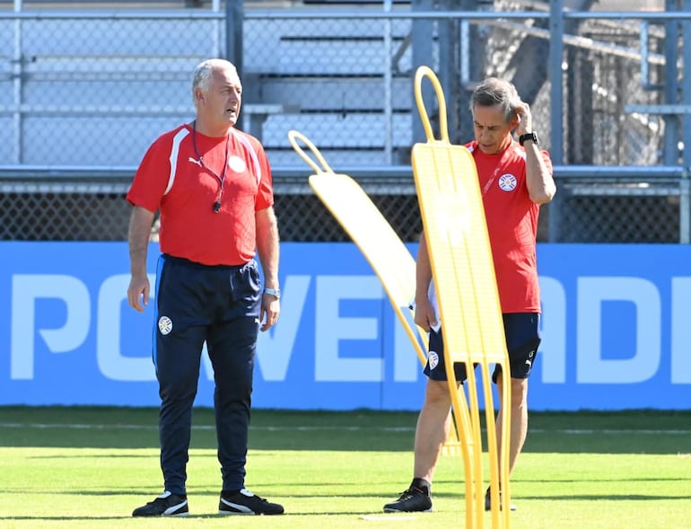 Gustavo Alfaro piensa en posibles variantes para el juego contra Truquía.