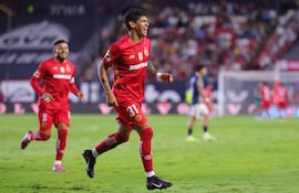 El paraguayo Robert Morales, jugador del Toluca, celebra un gol en el partido frente a Atlético San Luis por la fecha 7 del torneo Apertura 2025-2026 de la LigaMX en el estadio Alfonso Lastras Ramírez, en San Luis Potosí, México.