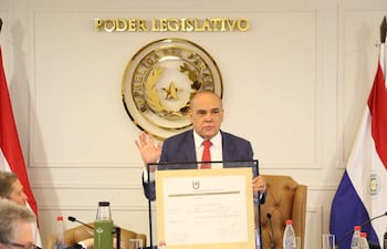 El presidente de la Cámara de Senadores, Basilio "Bachi" Núñez (ANR, HC), muestra su título de médico durante la reunión de la mesa directiva con líderes de bancada.