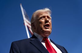 El presidente estadounidense Donald Trump habla con los medios de comunicación antes de partir de la Casa Blanca rumbo a Miami, Florida, en Washington, D.C., EE. UU., 11 de abril de 2026. EFE