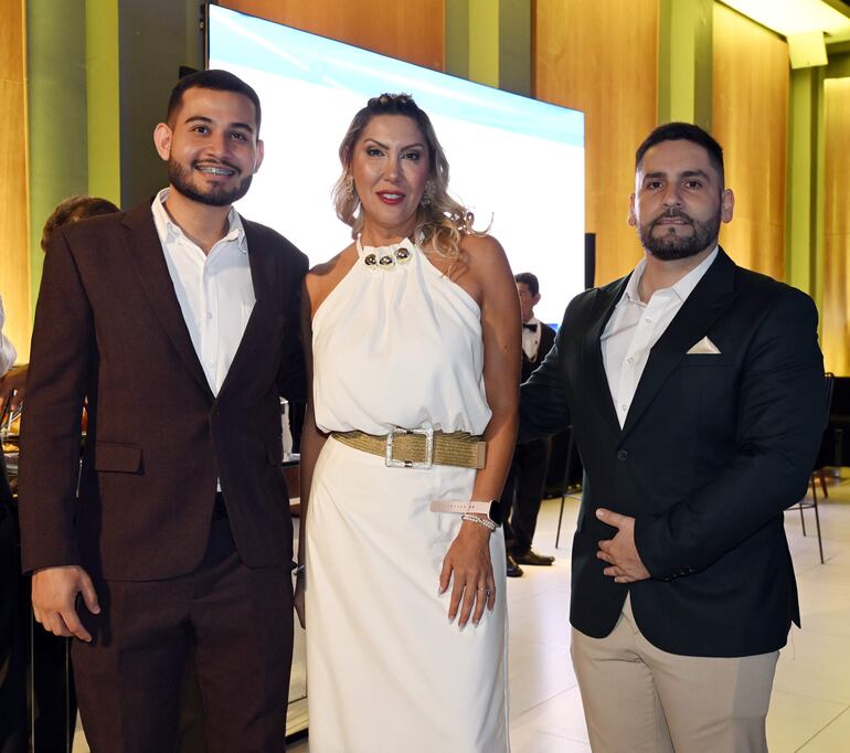 Luis Torres, Liz Obregón y Jonathan Martínez. 