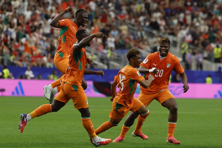 Amad Diallo celebra su anotación para Costa de Marfil, para el 1-1 transitorio.