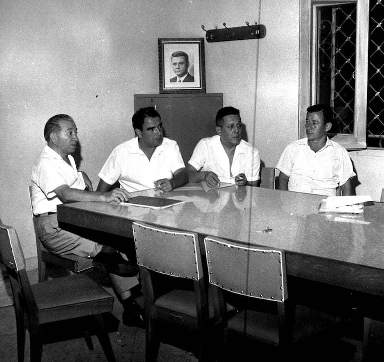 Comisión Directiva del Club Sol de América en 1970, integrada por el Dr. Antolín Yegros, el Dr. Víctor Gamarra, el señor Baudelio Sosa y el señor Carmelo Abbate, analizan los corsos del carnaval asunceno.