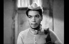 Mario Moreno con sombrero caracterizando a Cantinflas, muestra expresión tranquila en primer plano.