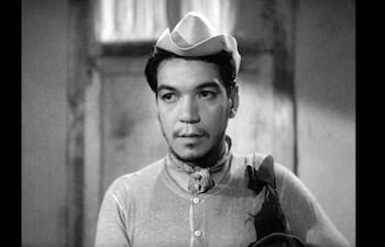Mario Moreno con sombrero caracterizando a Cantinflas, muestra expresión tranquila en primer plano.