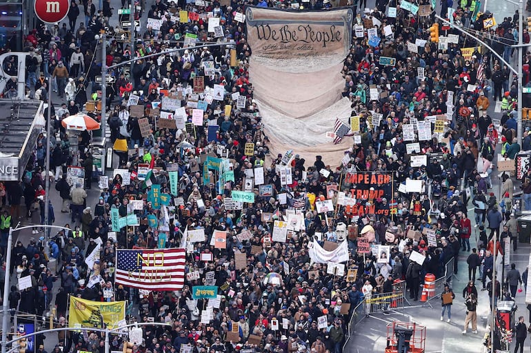 Manifestantes que portaban una lona con las palabras iniciales del Preámbulo de la Constitución de los Estados Unidos marcharon cerca de Times Square durante la jornada nacional de protesta "No Kings" en Nueva York el 28 de marzo de 2026.
