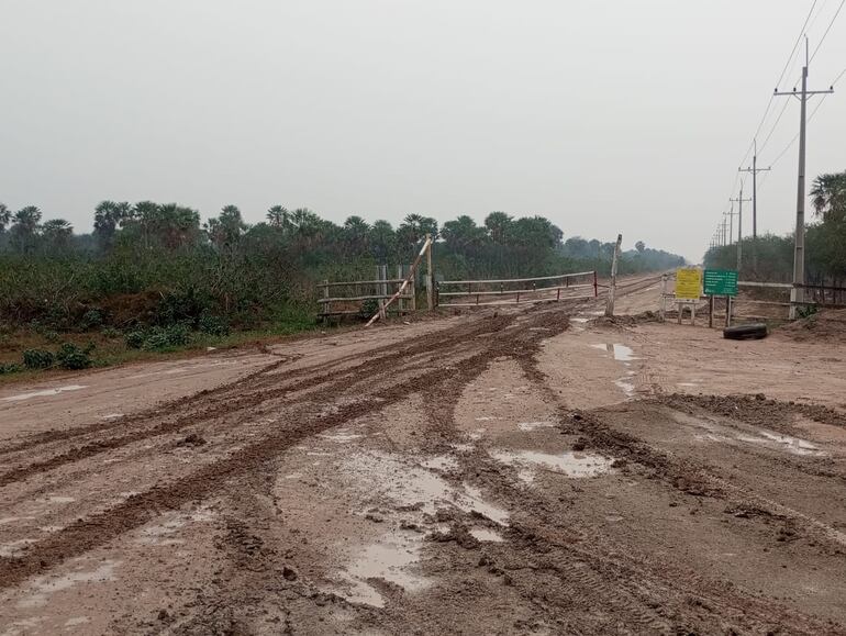A pesar de la escasa lluvia, los caminos de tierra quedaron bien mojados.
