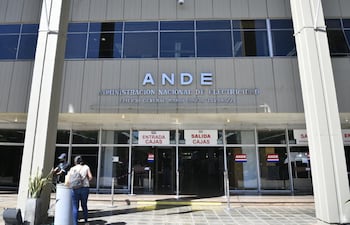 Fachada de la Administración Nacional de Electridad (ANDE), sobre la avenida España de Asunción.