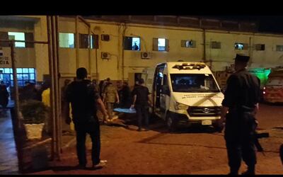 Fotografías captadas anoche, del traslado de reclusos del PCC y Clan Rotela, tras un enfrentamiento con armas dentro del penal de Pedro Juan.