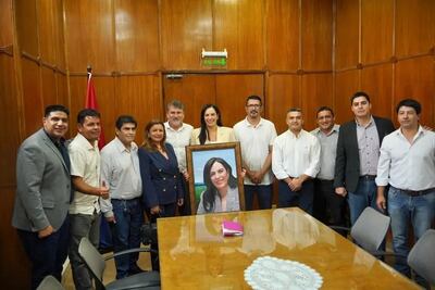 El gobernador de Cordillera Denis Lichi (ANR) junto con el diputado Hugo Meza (ANR), concejales y pobladores de Caacupé.