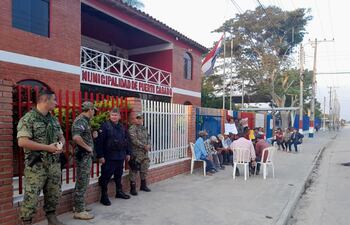 El conflicto político en Puerto Casado genero varias manifestaciones frente a la Municipalidad, sobre todo del personal que buscaba percibir salario.
