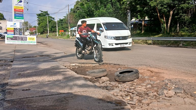 Los vecinos utilizan neumáticos en desuso para señalizar las zonas más críticas.