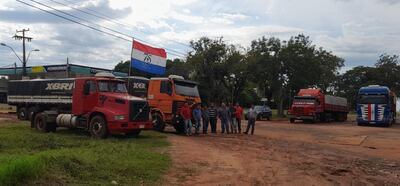 Camioneros exigen que el Senado trate el proyecto de ley que elimina intermediarios en las compras de combustibles de Petropar, con movilizaciones en todo el país. La medida implicaría apenas un ahorro de G. 300 por litro.