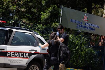 Agentes policiales controlan el ingreso a una escuela pública donde se ha presentado un tiroteo hoy, en Sao Paulo (Brasil). (EFE)