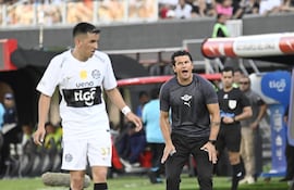 Nelson Haedo Valdez, entrenador de Libertad, durante el partido frente a Olimpia por la fecha 1 del torneo Clausura 2026 de la Primera División de Paraguay en el estadio Defensores del Chaco en Asunción, Paraguay.