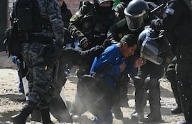 Un hombre es arrestado en una zona de bloqueo en Cruce Ventilla, El Alto, Bolivia, el 20 de junio de 2026, luego de que el presidente boliviano Rodrigo Paz declarara el estado de emergencia.
