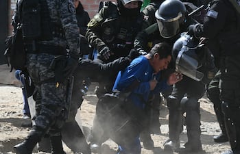 Un hombre es arrestado en una zona de bloqueo en Cruce Ventilla, El Alto, Bolivia, el 20 de junio de 2026, luego de que el presidente boliviano Rodrigo Paz declarara el estado de emergencia.