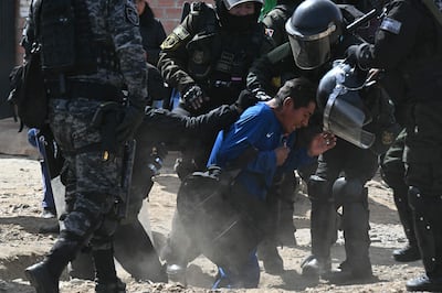 Un hombre es arrestado en una zona de bloqueo en Cruce Ventilla, El Alto, Bolivia, el 20 de junio de 2026, luego de que el presidente boliviano Rodrigo Paz declarara el estado de emergencia.