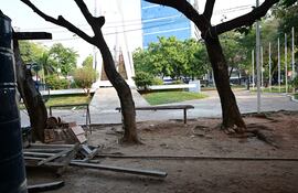 Ni siquiera la plaza de las Américas, en plena avenida Mariscal López, es cuidada por la Municipalidad de Asunción.