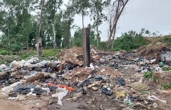 Gigantes montículos de basura constituyen la postal al ingresar a Tablada Nueva