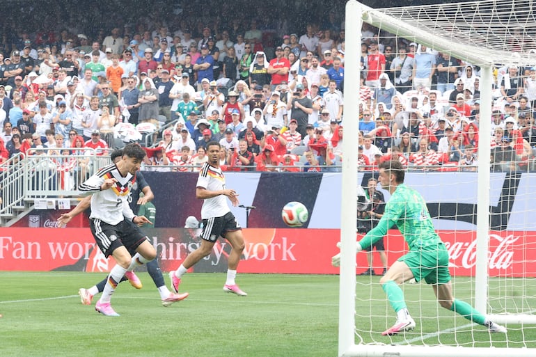 Kai Havertz de Alemania anota el primer gol de su equipo durante el partido amistoso internacional entre Estados Unidos y Alemania en el Soldier Field, en Chicago.