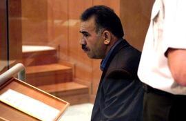 Abdullah Ocalan, líder del Partido de los Trabajadores del Kurdistán (PKK), en medio de fuertes medidas de seguridad durante su juicio en la prisión militar de la isla de Imrali el 31 de mayo de 1999. El PKK anunció su disolución el 12 de mayo de 2025.