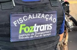 Funcionario con chaleco de fiscalización de Foztrans en ambiente urbano, controlando el tráfico.