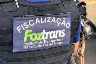 Funcionario con chaleco de fiscalización de Foztrans en ambiente urbano, controlando el tráfico.