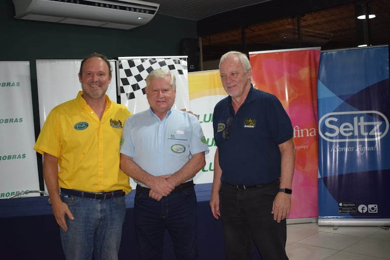 Juan B. Gill, Claudio Romi y Jorgen Johansen posan tras la reunión informativa.