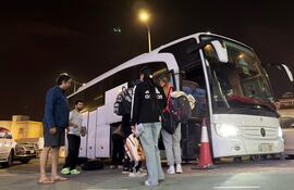 Doha (Qatar), 08/03/2026.- Passengers board a bus for a 12-hour journey to Riyadh Airport in Doha, Qatar, 08 March 2026. After more than a week of airspace disruptions caused by the US-Israel-Iran conflict, nearly all flights from Hamad International Airport remain cancelled, with over 8,000 passengers currently reported stranded in Qatar. (Arabia Saudita, Catar) EFE/EPA/HANNIBAL HANSCHKE
