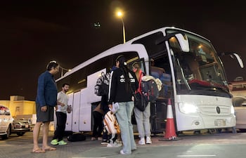 Doha (Qatar), 08/03/2026.- Passengers board a bus for a 12-hour journey to Riyadh Airport in Doha, Qatar, 08 March 2026. After more than a week of airspace disruptions caused by the US-Israel-Iran conflict, nearly all flights from Hamad International Airport remain cancelled, with over 8,000 passengers currently reported stranded in Qatar. (Arabia Saudita, Catar) EFE/EPA/HANNIBAL HANSCHKE
