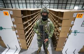 Un integrante de la Fuerzas Armadas custodia paquetes electorales del referéndum y de la consulta popular 2025 este lunes, en Quito (Ecuador). El Consejo Nacional Electoral de Ecuador (CNE) informó que el avance en la integración de los paquetes electorales alcanza el 73,08 %, a dos semanas del referéndum del 16 de noviembre, donde los ecuatorianos votarán por cuatro preguntas, entre ellas, la de la instalación de una Asamblea Constituyente que elabore una nueva Carta Magna.